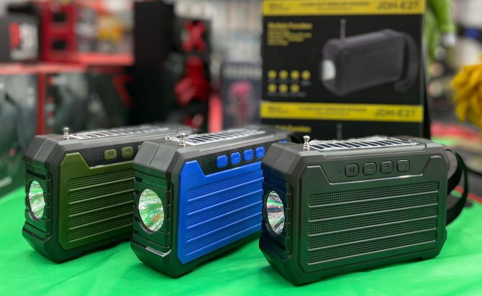 Radio con Linterna y Panel Solar
