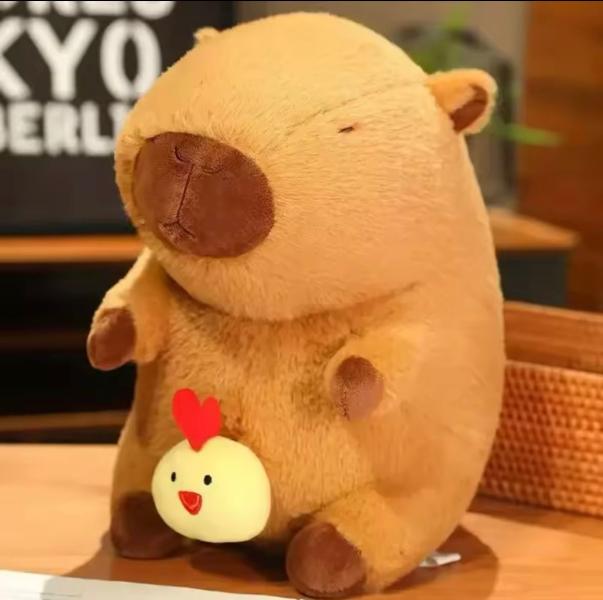 Peluche Capibara con un Pollo 40cm