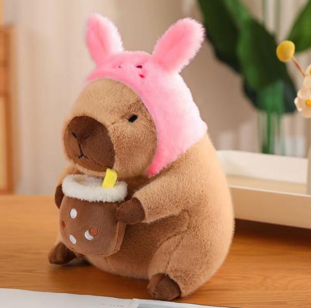 Peluche Capibara con Gorro y Bolsa 25cm